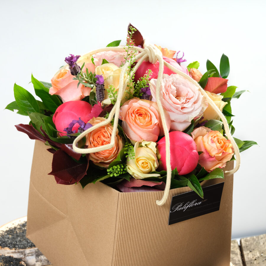 Rozenboeket met pioenen in geschenkverpakking