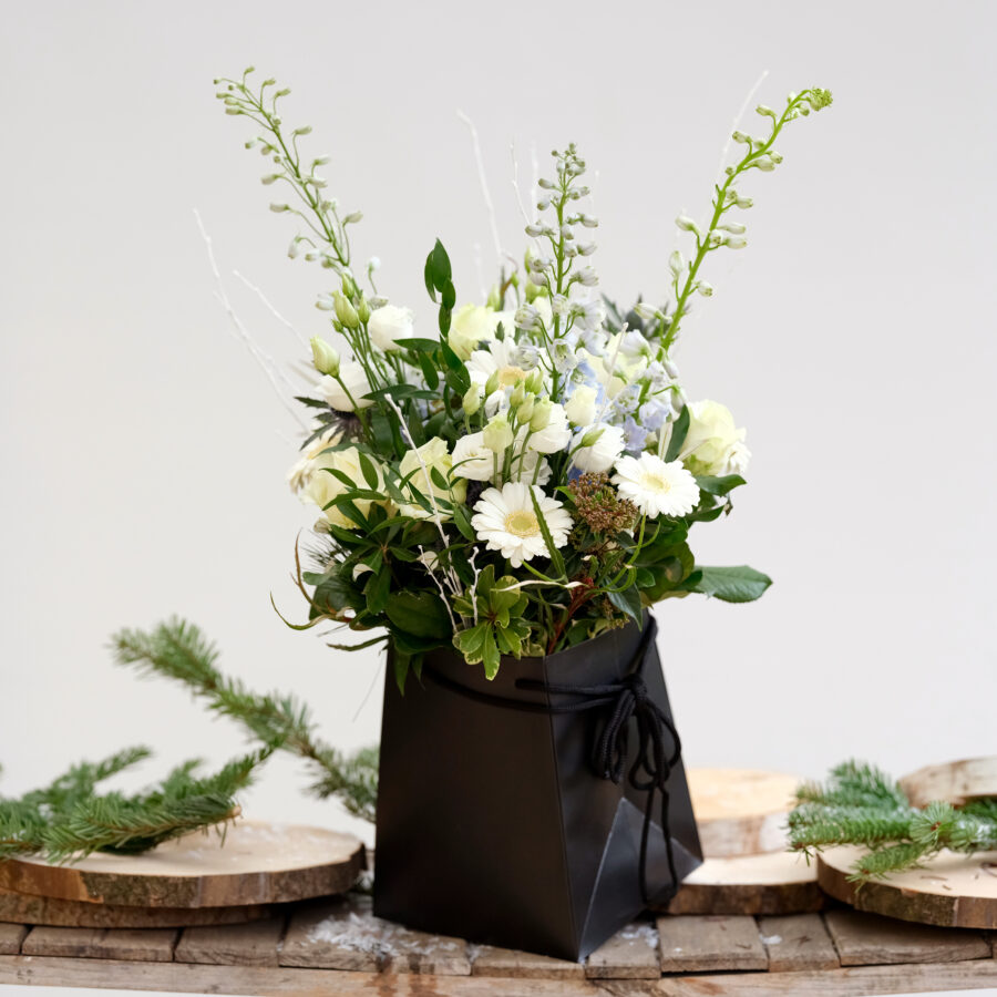 Wit boeket in geschenkverpakking
