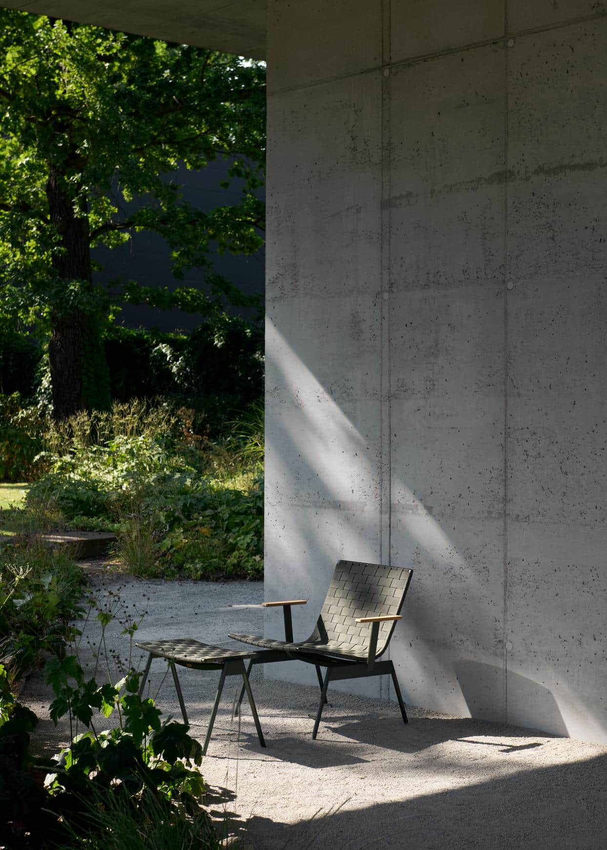 Ville Outdoor Lounge Chair with arms AV45