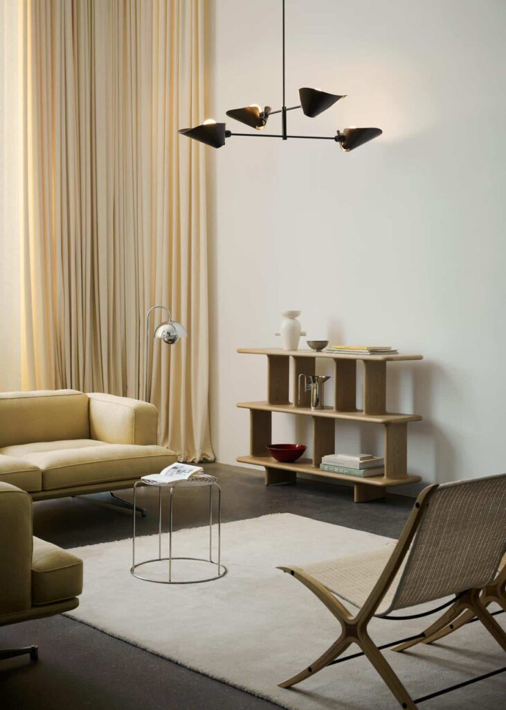 Lichte woonkamer met sofa en kast van &Tradition