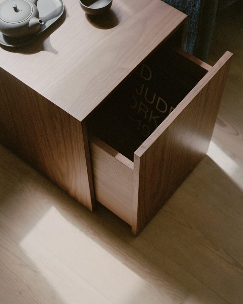 Mass side table w. drawer